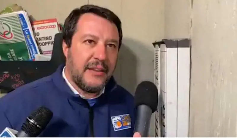 Salvini linciato per la citofonata: ora tutta la famiglia è stata condannata per droga
