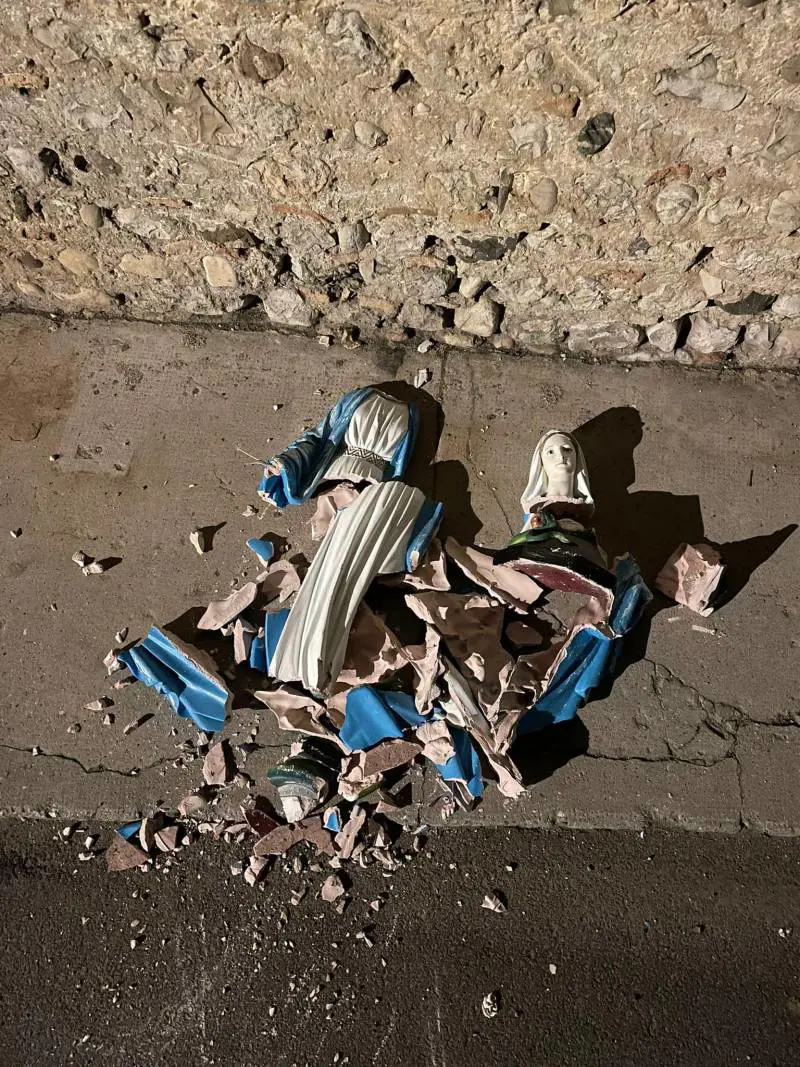 Una delle statuette della Madonna sottratte e distrutte da ignoti
