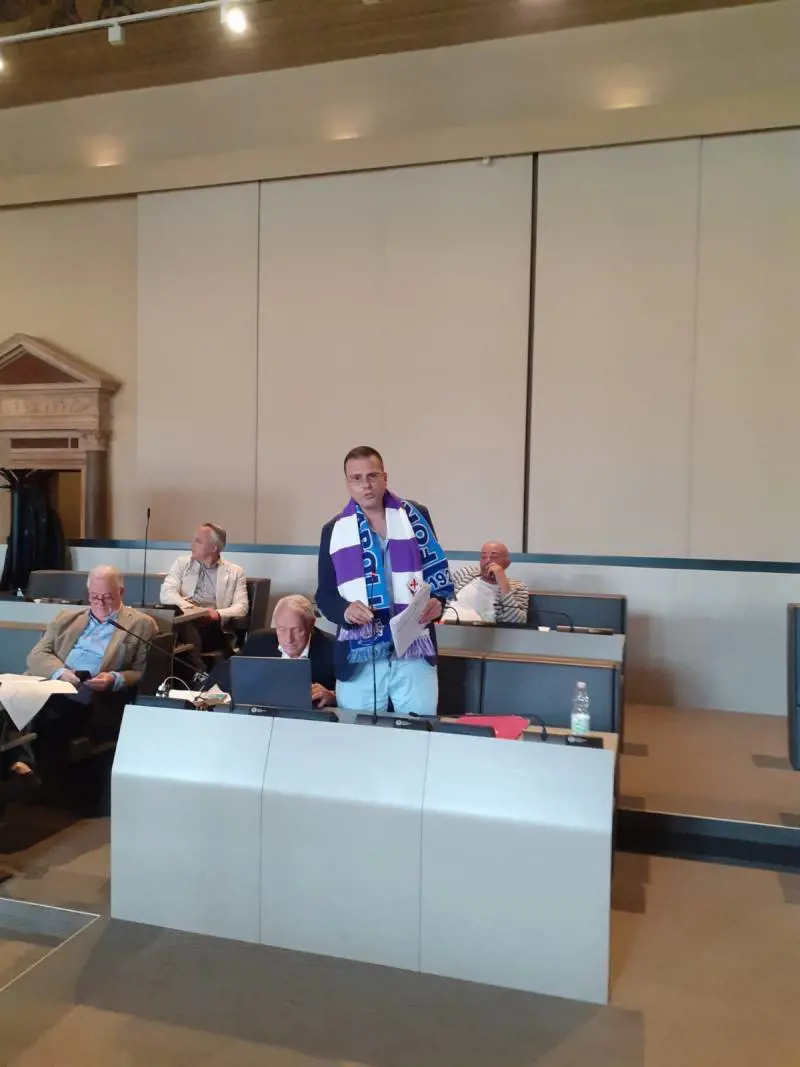 Il consigliere di Italexit con le sciarpe di Fiorentina e Napoli, in consiglio comunale