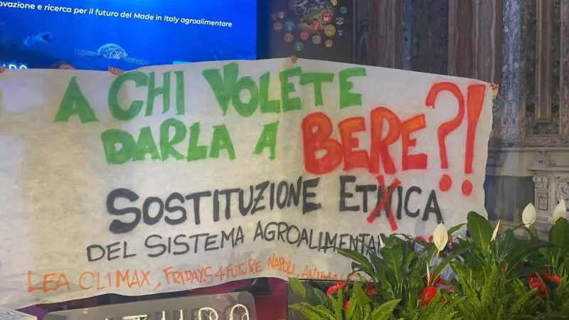 "No ai fascisti". Lollobrigida attaccato in chiesa dagli eco-vandali
