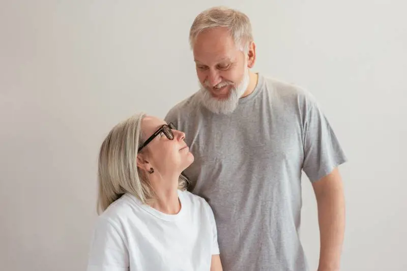 Mal di schiena a 60 anni, cosa fare e cosa non fare 