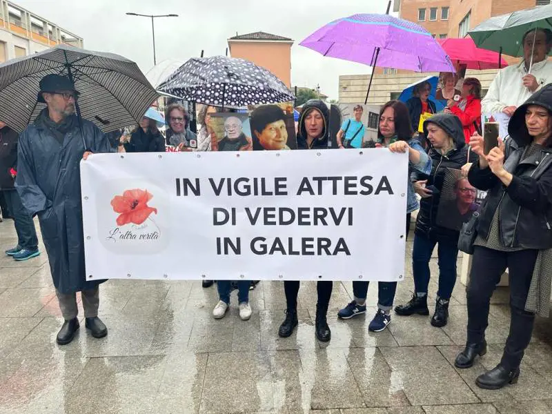 Il presidio davanti al tribunale di Brescia dove sono attesi Conte e Speranza
