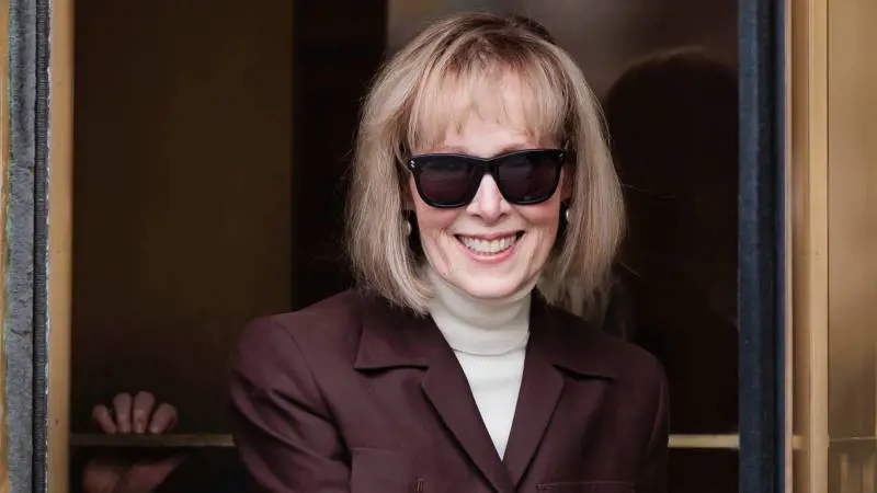 Chi è E. Jean Carroll, la donna che ha vinto la causa contro Trump