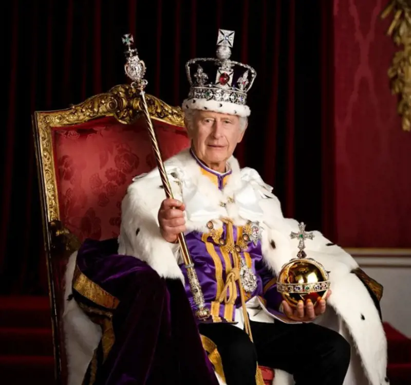 "Ha la stessa espressione...". Il mistero delle foto tutte uguali di Carlo III
