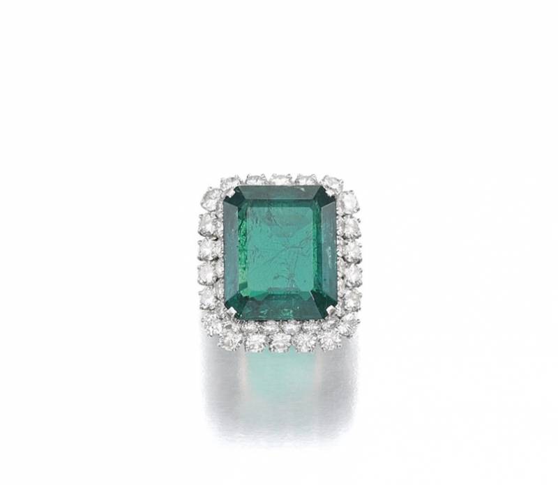 Anello di smeraldi e diamanti del 1964 realizzato da Bulgari