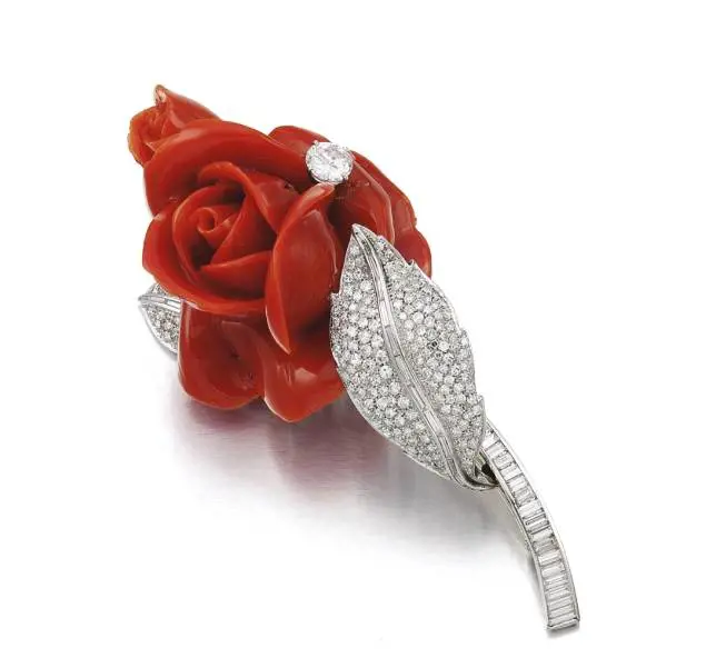 Spilla in corallo e diamanti disegnata da Gina Lollobrigida