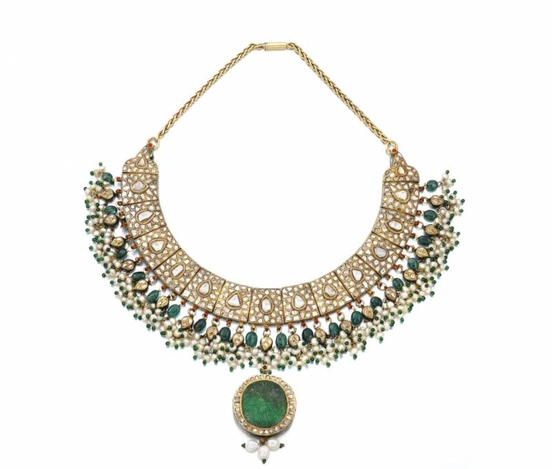 Collana pendente in smalto, diamanti e smeraldi realizzata a mano in India