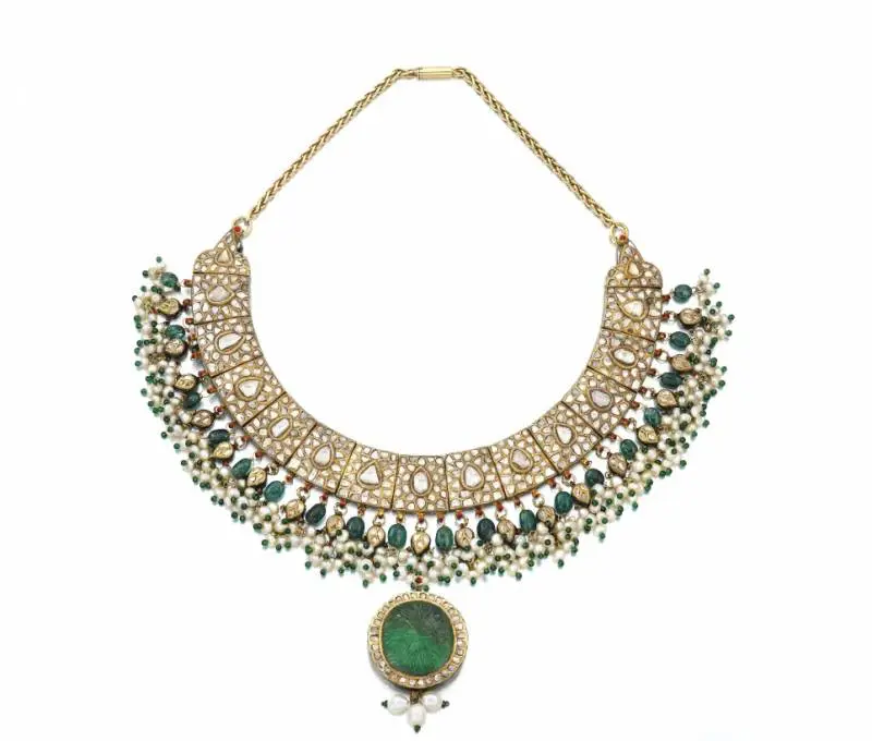 Collana pendente in smalto, diamanti e smeraldi realizzata a mano in India