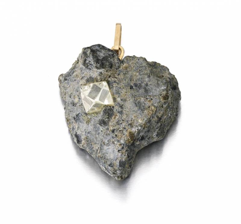 Pendente in minerale kimberlite e diamante grezzo del 1971