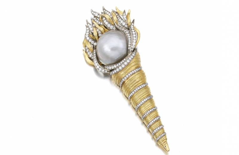 Spilla di perle Mabé e diamanti, creata da Gianni Lazzaro