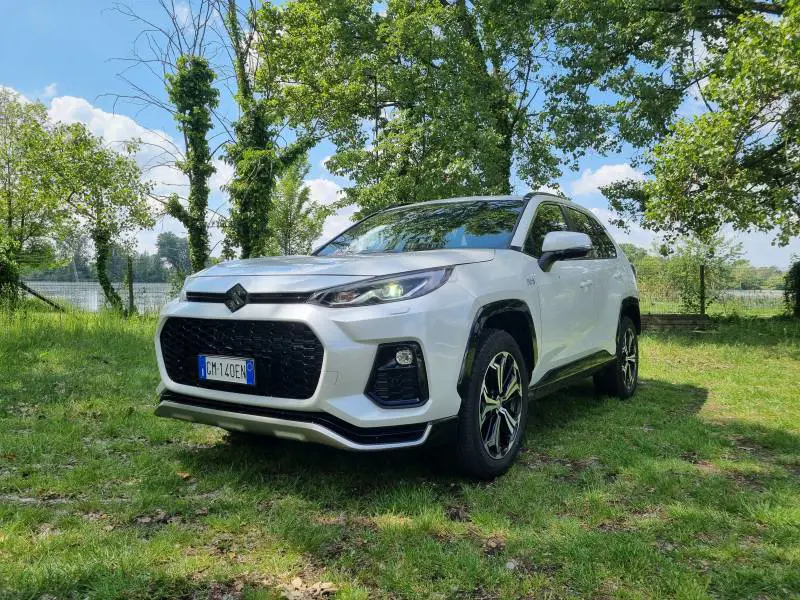 Nuova Suzuki Across, prova del suv ibrido plug-in da 98 km in elettrico e 306 CV  