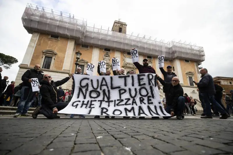 Roma, in piazza contro la eco Ztl (e Gualtieri fa un passo indietro)