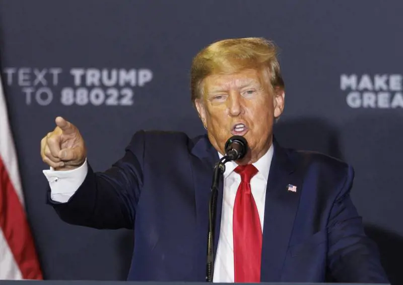 "Ora mandate Joe in default". Show di Donald, bufera sulla Cnn