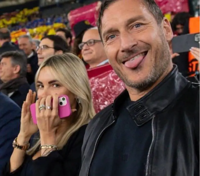 Totti e Noemi sempre più social, ma la foto all'Olimpico sembra uno sfottò