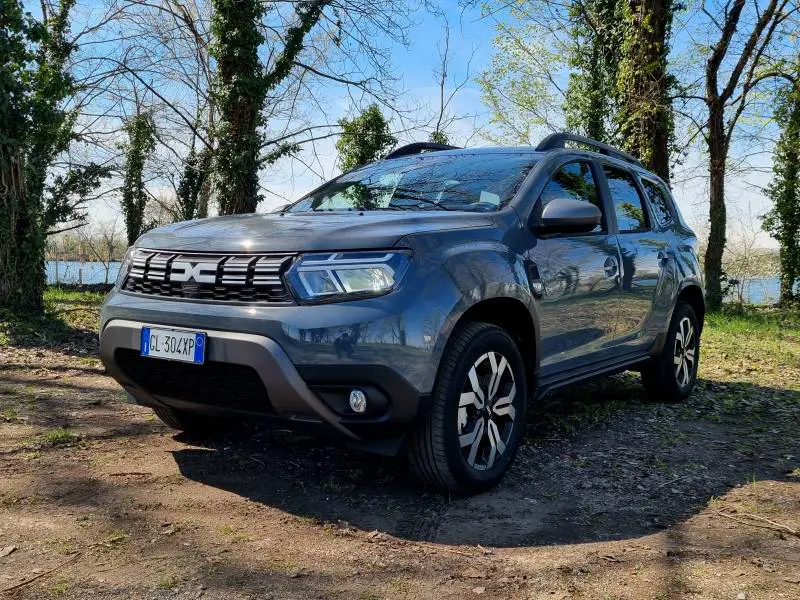 Dacia Duster Journey 2023, si evolve con il cambio automatico e ben 150 CV: la nostra prova