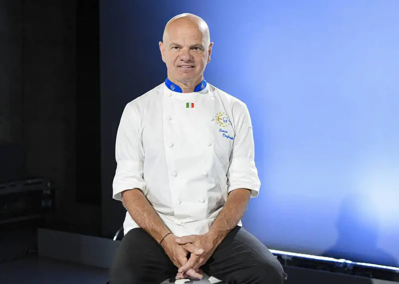 "Parmigiano, olio extravergine, pomodori: ecco cosa mangia Carlo III". Parla lo chef dei royals Enrico Derflingher