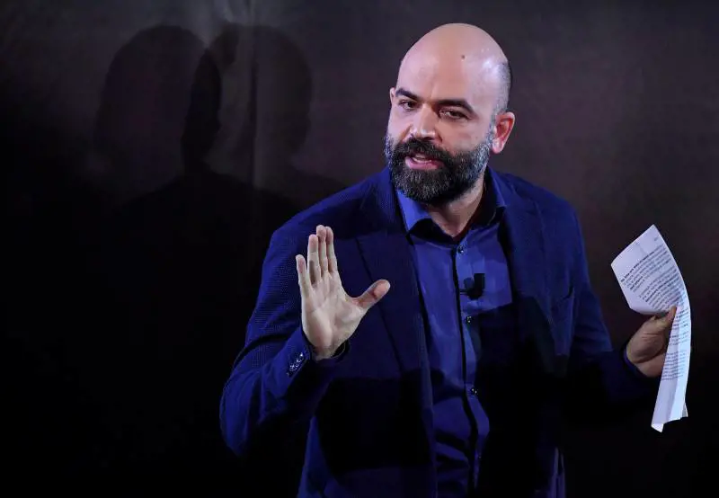 Saviano si scopre garantista con la sinistra. Ma ecco perché sbaglia  