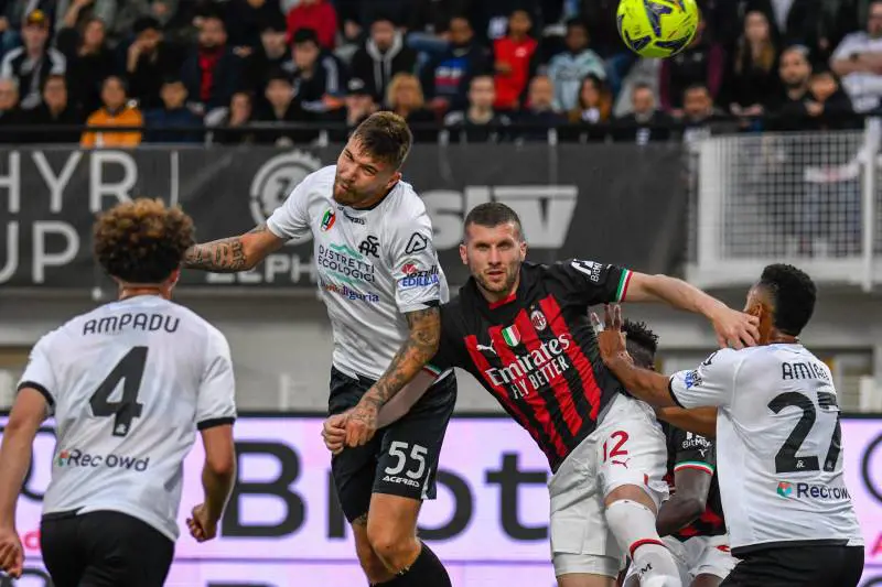 Sprofondo Milan. Il 2-0 dello Spezia costa tre punti pesantissimi