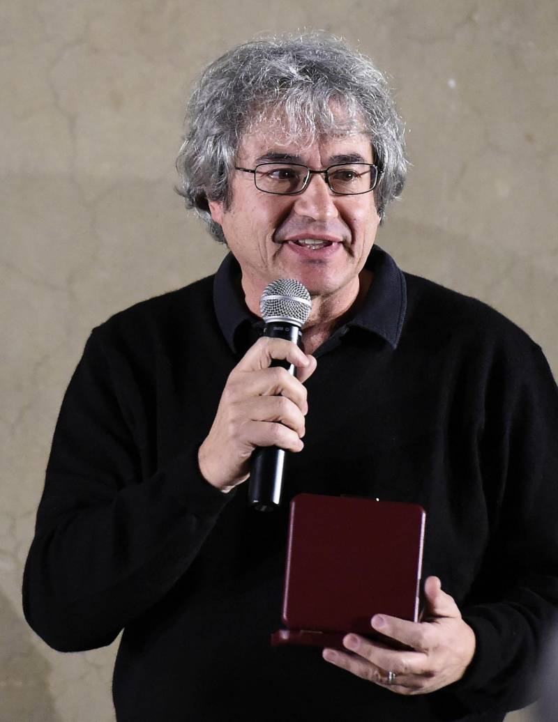 "L'infinitamente piccolo ci guida a capire un universo casuale e saltellante"