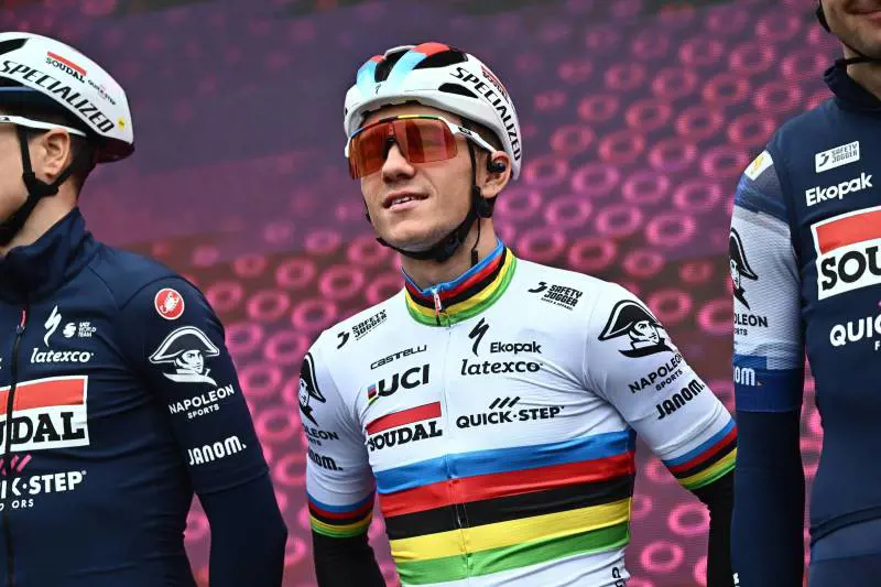 Al Giro orfano di Ganna. Evenepoel non vola più tra bacchettate e attacchi
