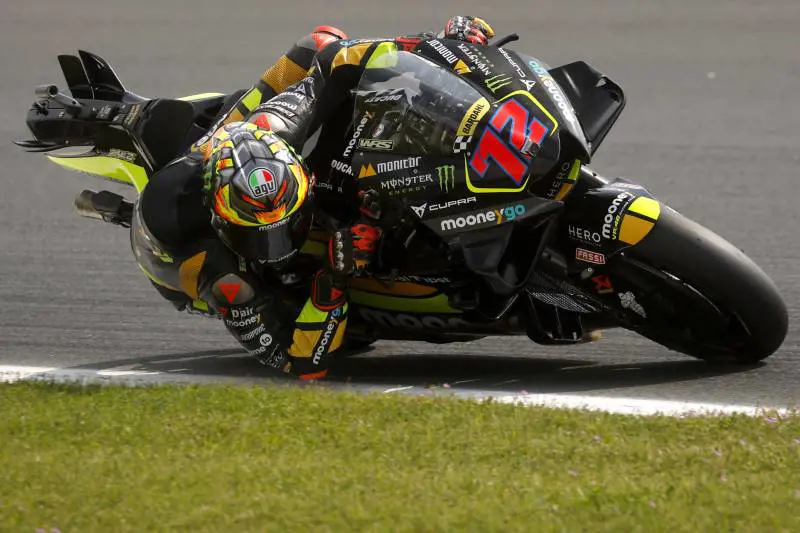 MotoGP, succede di tutto a Le Mans: trionfa Bezzecchi. Bagnaia fuori, litiga con Viñales 