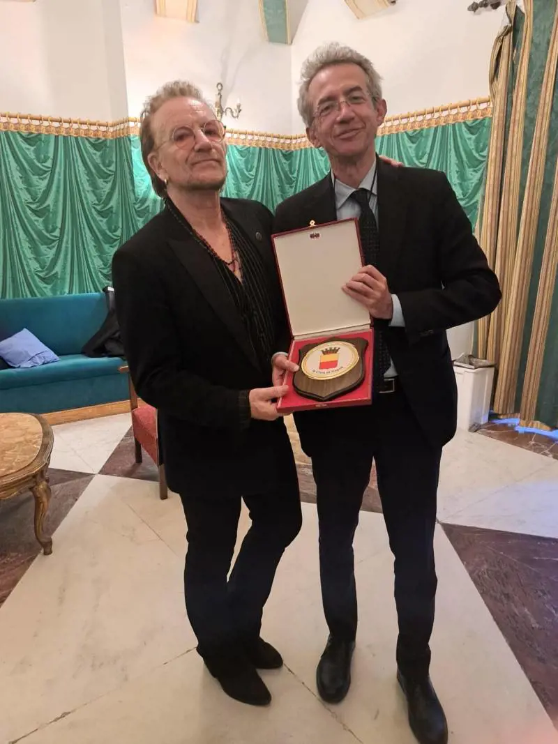 Bono Vox incanta Napoli e si commuove davanti al Cristo velato