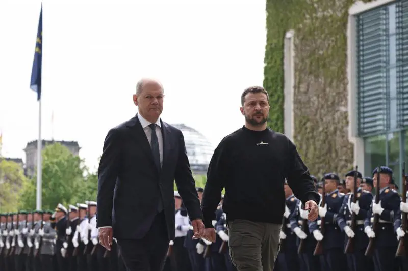 Zelensky in tour europeo prepara la controffensiva. Ma il Papa: "Basta armi"