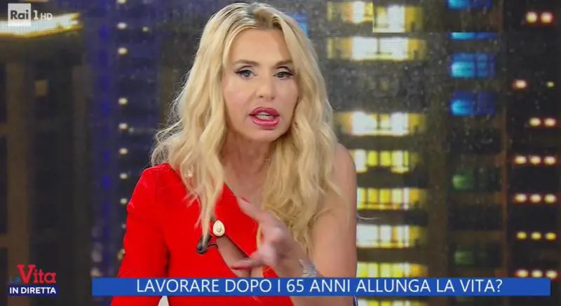 "I sardi sono una razza da..." La gaffe in diretta tv di Valeria Marini