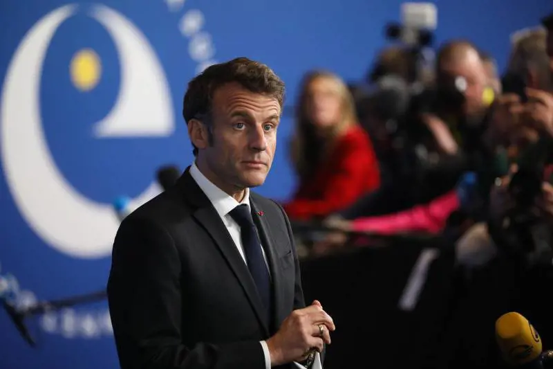 Al vertice sull'Ucraina Macron tende la mano. "Aiuto sui migranti Parlerò con Meloni"