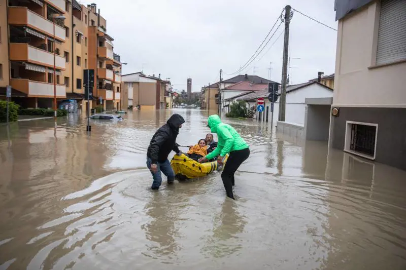 Intrappolati nelle case o sui tetti, senza luce: il dramma degli alluvionati