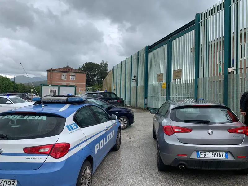 Rivolta nel carcere, olio bollente sugli agenti