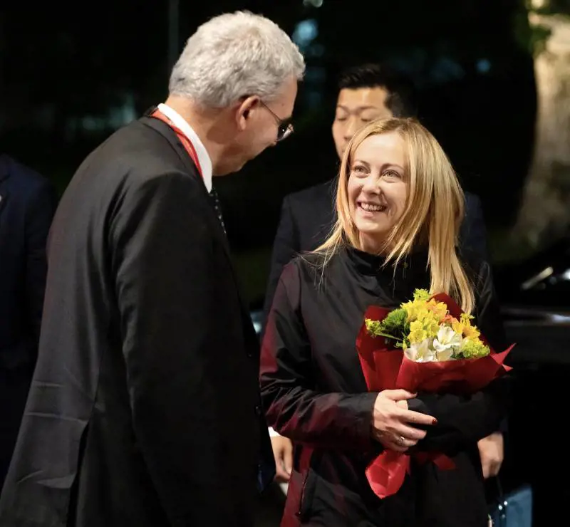 "Unica donna al G7": la prima volta di Meloni stupisce la stampa estera
