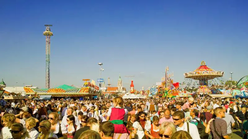 Saluto nazista all'Oktoberfest, nei guai due italiani: arrestati