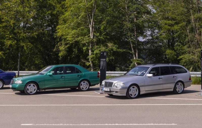 Mercedes Classe C, 30 anni di lusso in formato compatto: guarda le foto 2