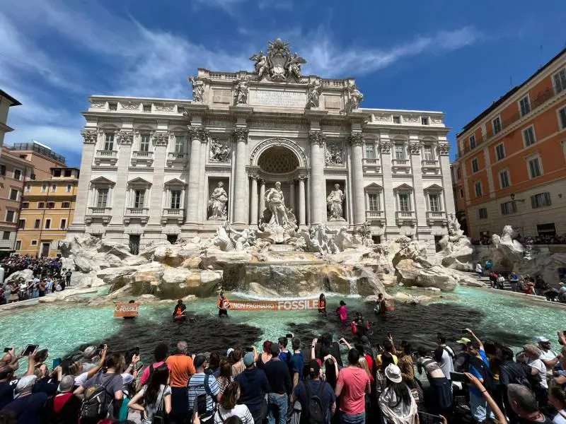 Nuovo raid di Ultima Generazione: versano carbone vegetale nella Fontana di Trevi