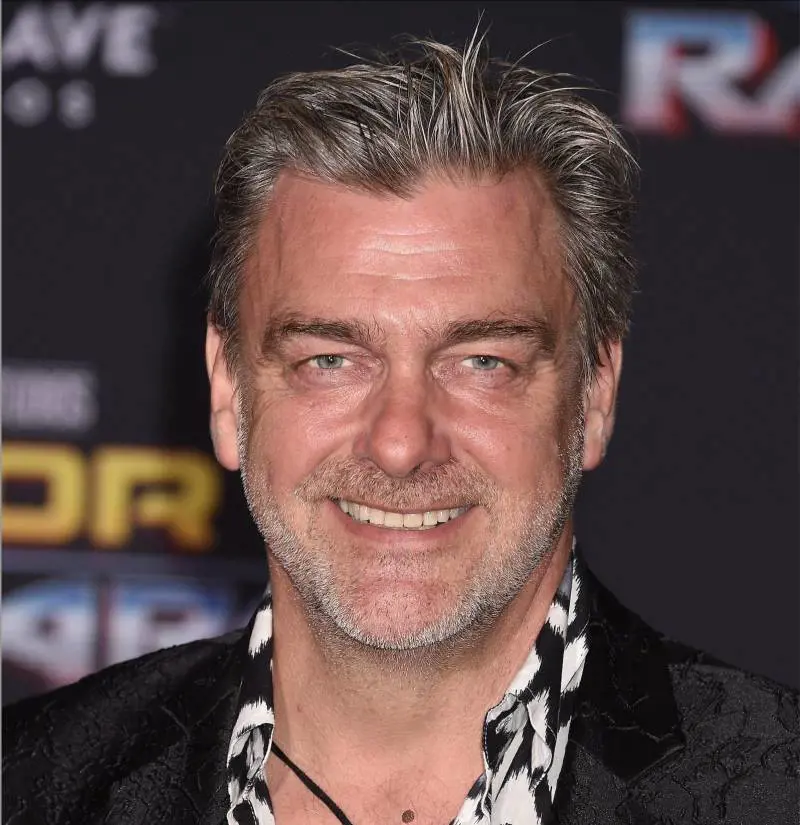 Ray Stevenson, morto improvvisamente sul set l'attore della serie "Roma"