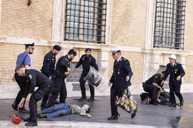 Gli ecovandali in azione per imbrattare il Senato. Portati via dagli agenti