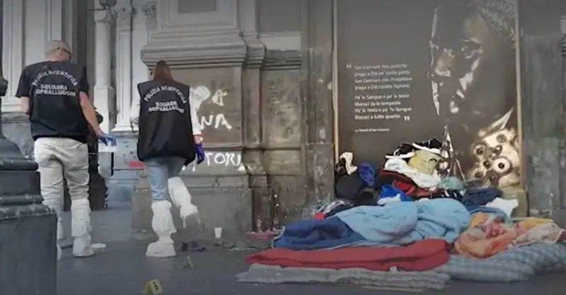 Napoli, vigile preso a sprangate da clochard africano: rischia il linciaggio della folla