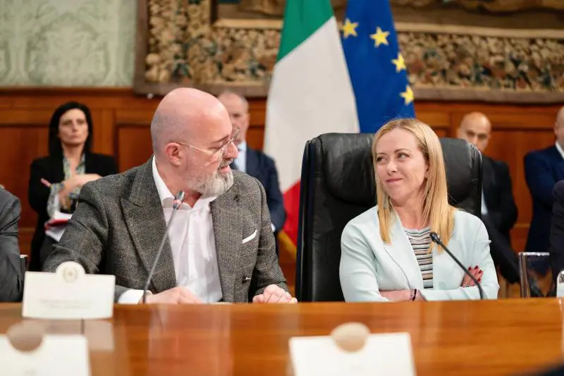 Aiuti del governo: 900 euro a famiglia. E sul commissario si prende tempo. Oggi arriva Ursula