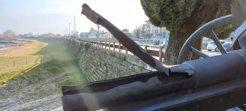 Il monumento danneggiato dai vandali