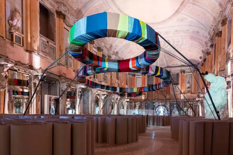 L’installazione “La Pace Preventiva” di Pistoletto nella Sala delle Cariatidi