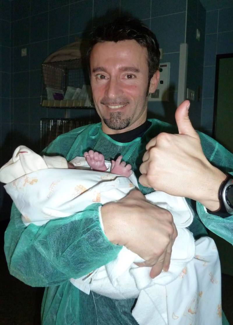 Max Biaggi, tiene in braccio il piccolo Leon Alexandre Biaggi nel 2010.