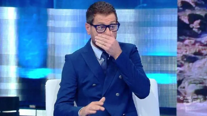 "Il capitano...". La gaffe di Enrico Papi su Totti che gela Ilary Blasi