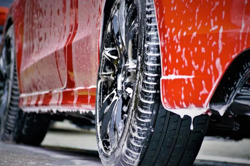 Lavare l’automobile può costare fino a 422 euro