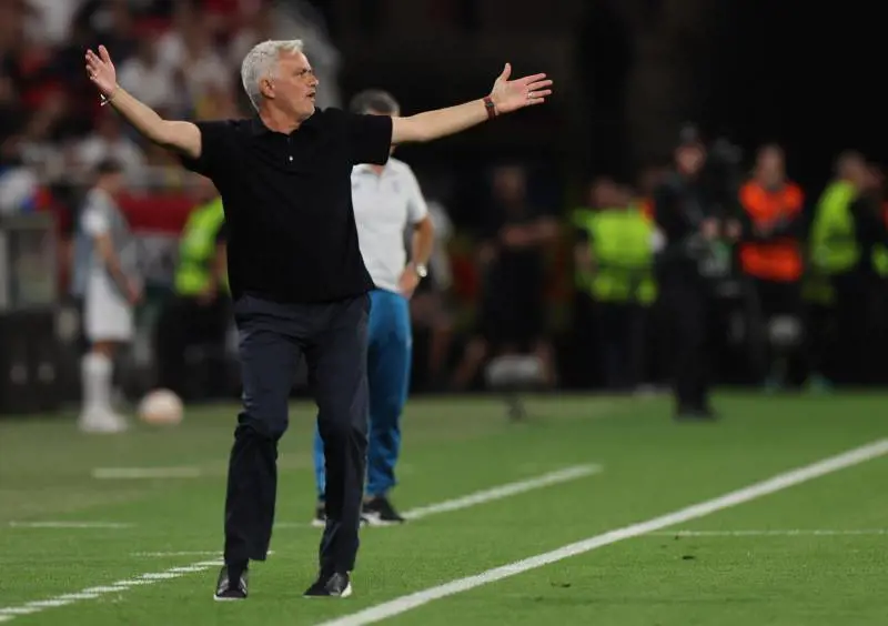 "Sei una disgrazia del c...". La furia di Mourinho contro l'arbitro Taylor