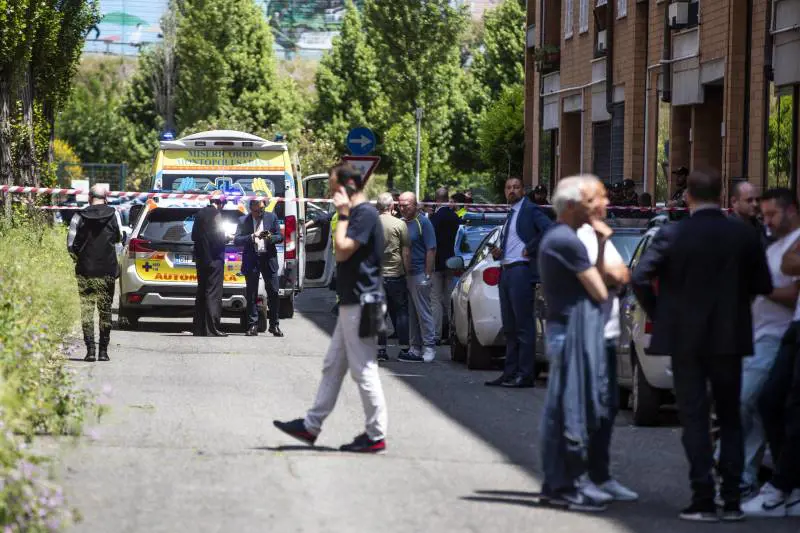 Sparatoria in uno stabile a Roma, uccisa una poliziotta: l'assassino, un collega della vittima, si è suicidato