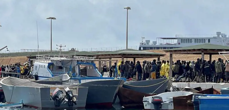 Calano gli sbarchi. Ma sui migranti resta il braccio di ferro con la Ue