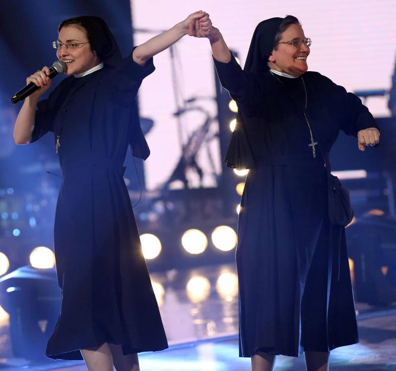 Suor Cristina con la madre superiora dopo la vittoria di The Voice of Italia