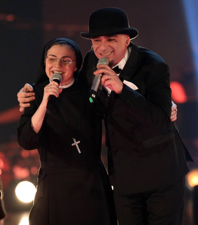 Suor Cristina con il suo coach J-Ax durante la finale di The Voice of Italy