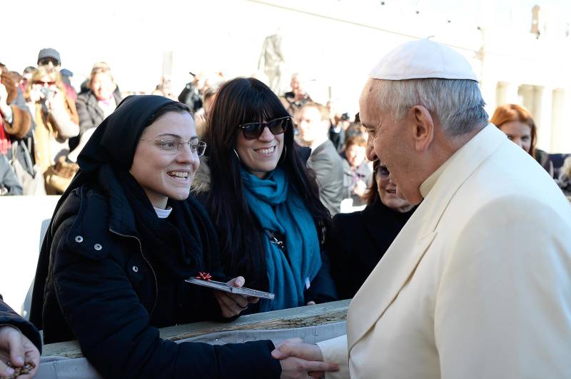 Suor Cristina incontra il Papa durante un'udienza generale in piazza San Pietro (dicembre 2014)